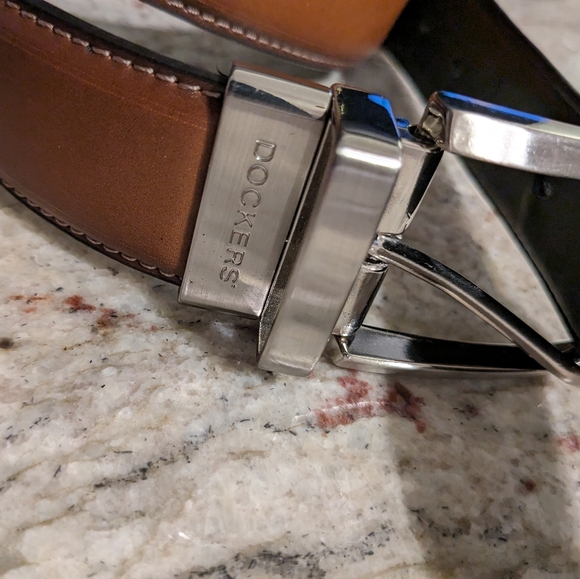 Dockers Men's Belt Size XL 42 - 44 Two Tone Black & Brown Silver Tone Buckle EUC - Picture 8 of 8